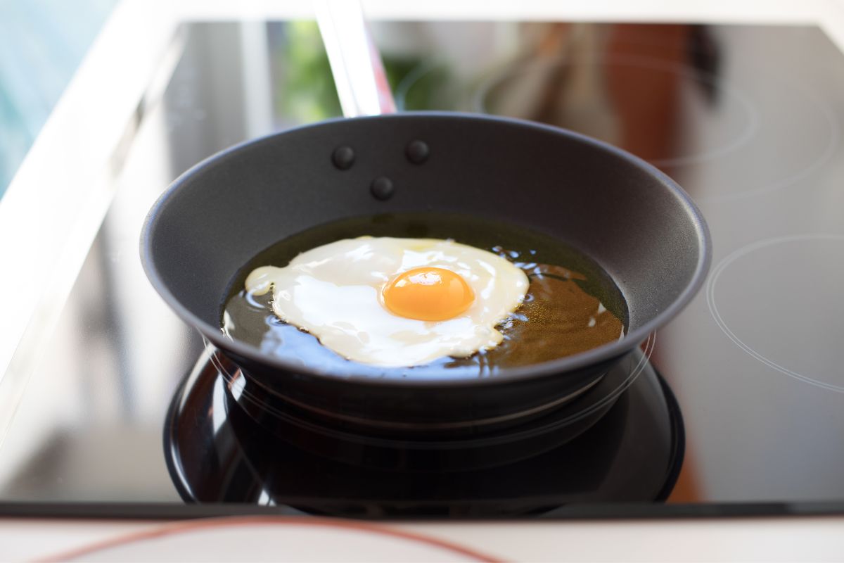 Como evitar que o ovo grude na panela de alumínio? Dicas simples e baratas! - Reprodução Canva