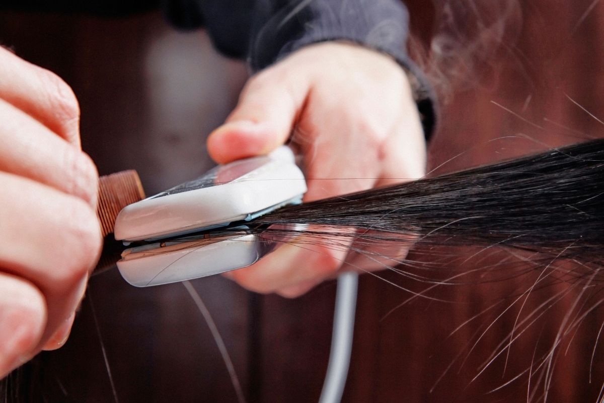 Confira 5 erros que detonam o cabelo ao usar chapinha - Reprodução Canva