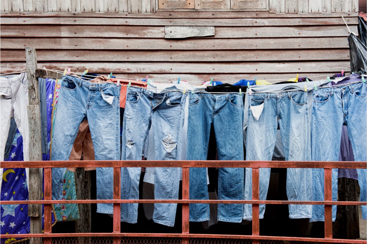 Aprenda dicas de como lavar corretamente as peças jeans - Reprodução Canva