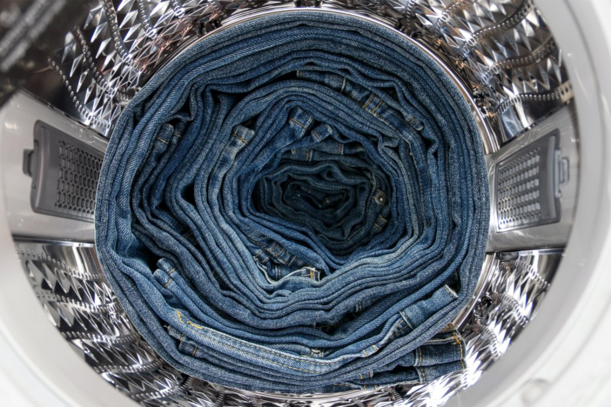 Aprenda dicas de como lavar corretamente as peças jeans