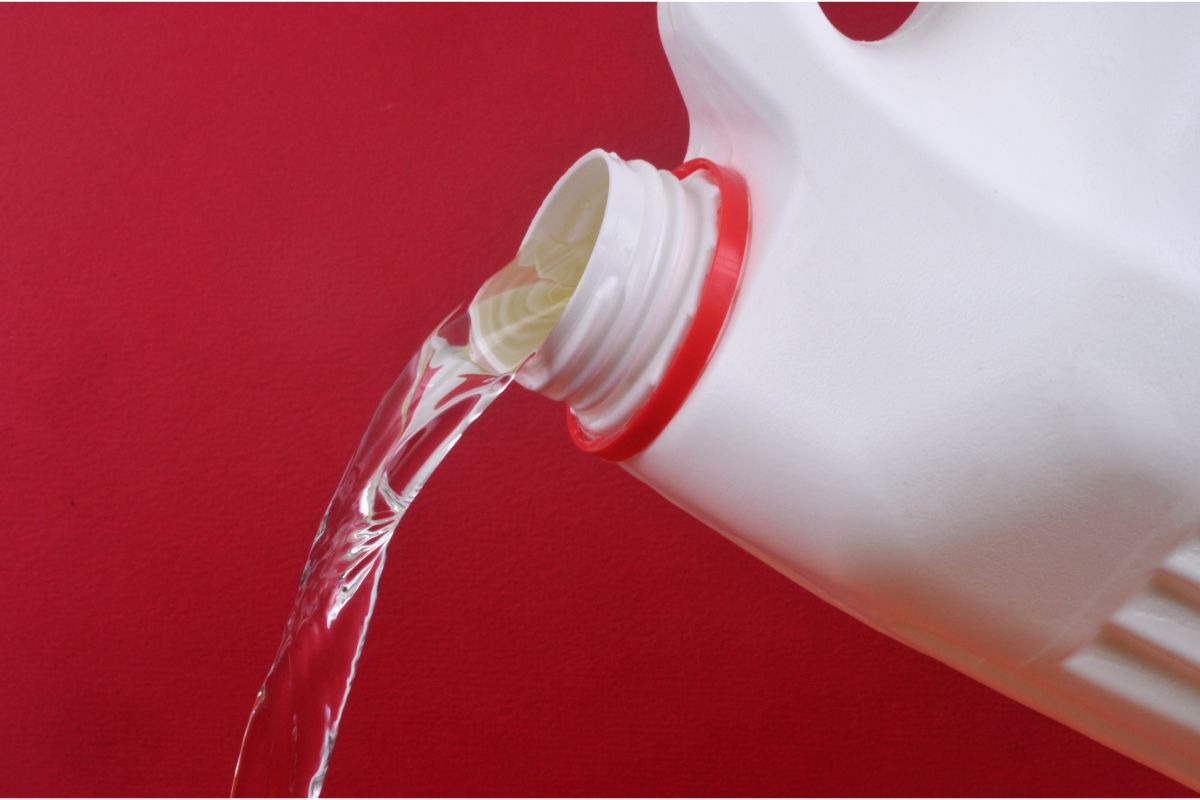 Descubra 05 cuidados essenciais ao manusear água sanitária e evite acidentes — Reprodução Canva