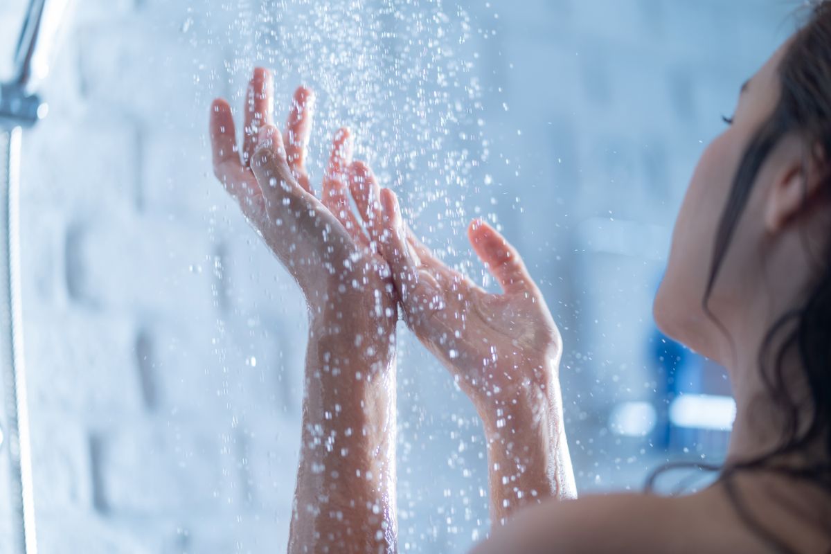Seu chuveiro sai pouca água? Veja como limpá-lo usando apenas 1 ingrediente - Reprodução Canva