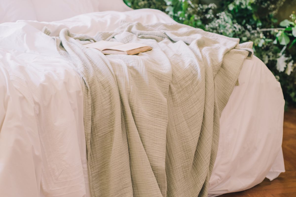 Misturinha cheirosa para roupas de cama; deixe o lençol com um cheiro agradável e esticadinho - Reprodução Canva