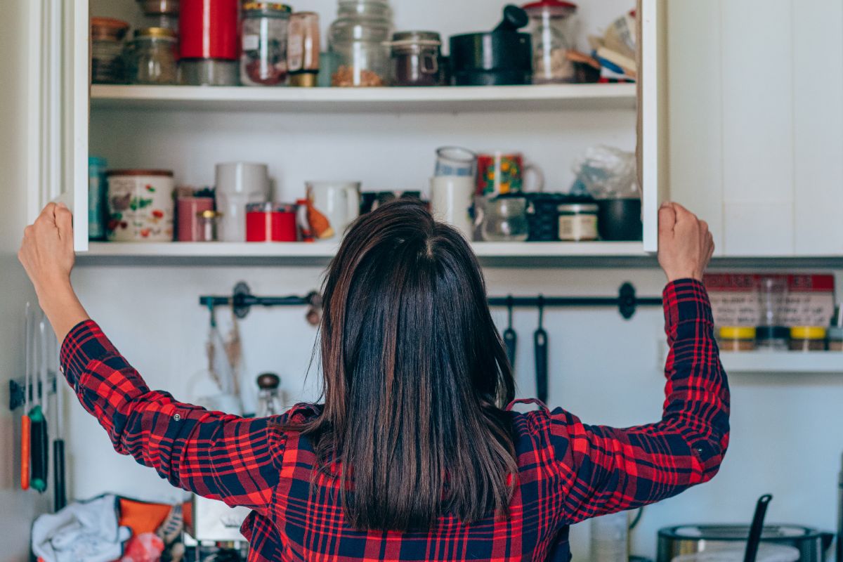 Descubra como arrumar potes e vasilhas nos armários de cozinha. Foto: Canva Pro
