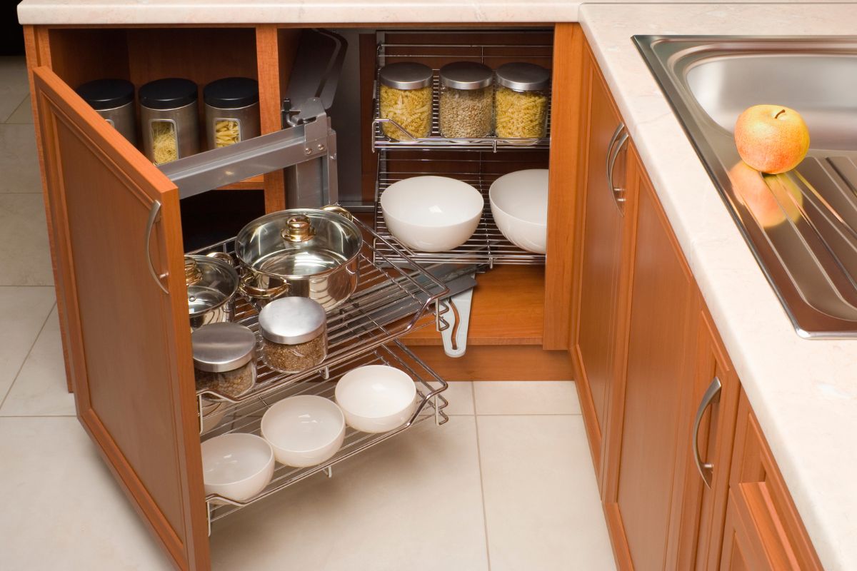 potes e vasilhas nos armários de cozinha