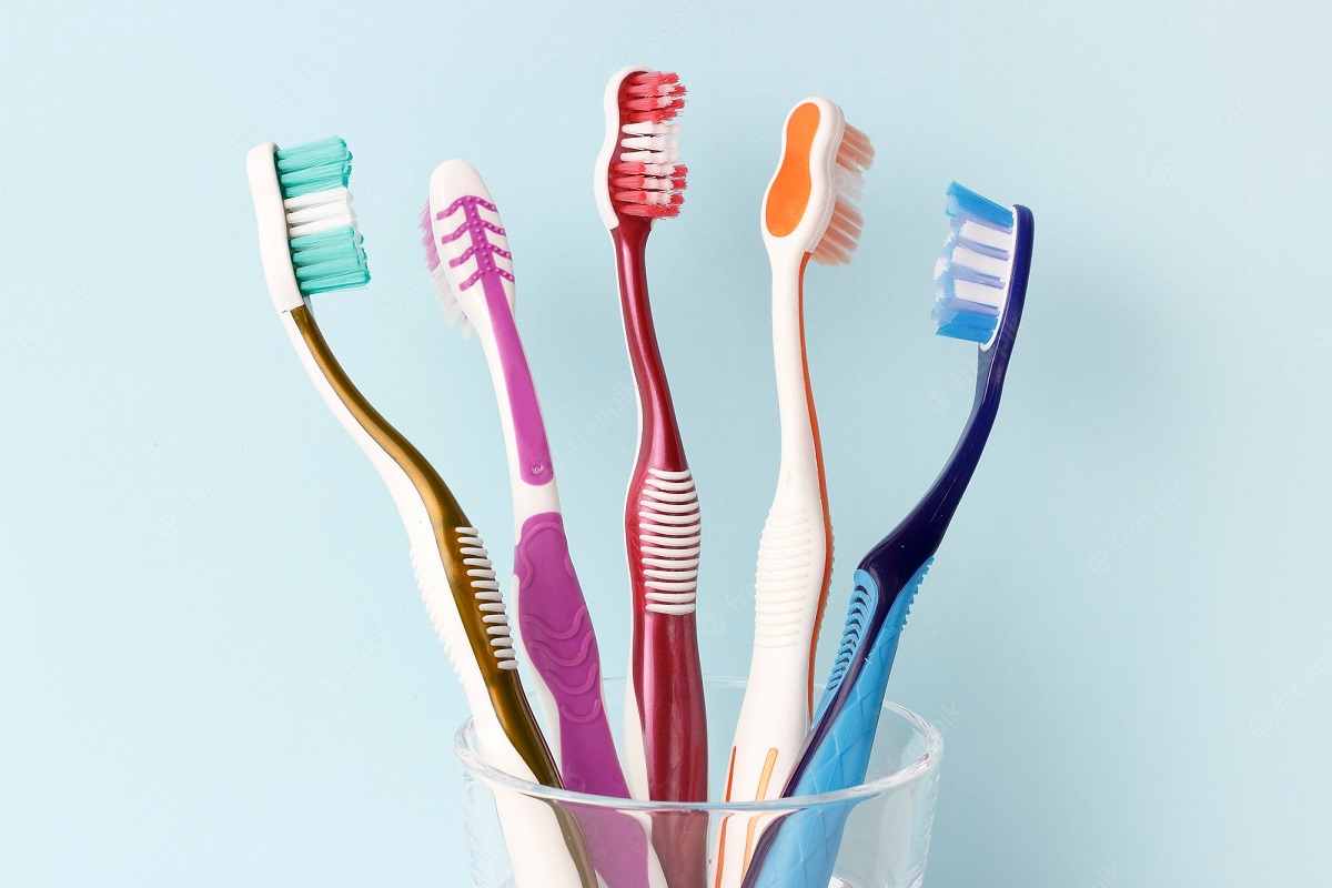 Como higienizar escovas de dente com segurança? Veja o passo a passo Foto: Freepik