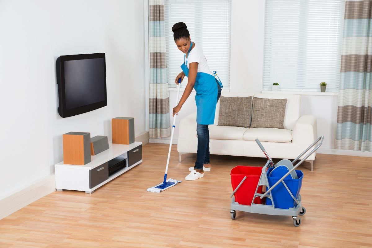 Como fazer a limpeza do piso e deixá-lo impecável e com brilho. Foto: Canva Pro