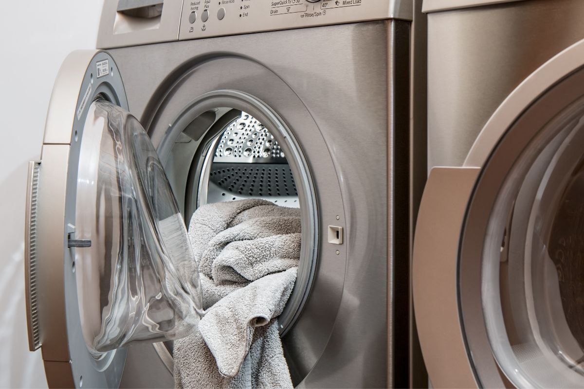 máquina de lavar roupas - Reprodução Canva