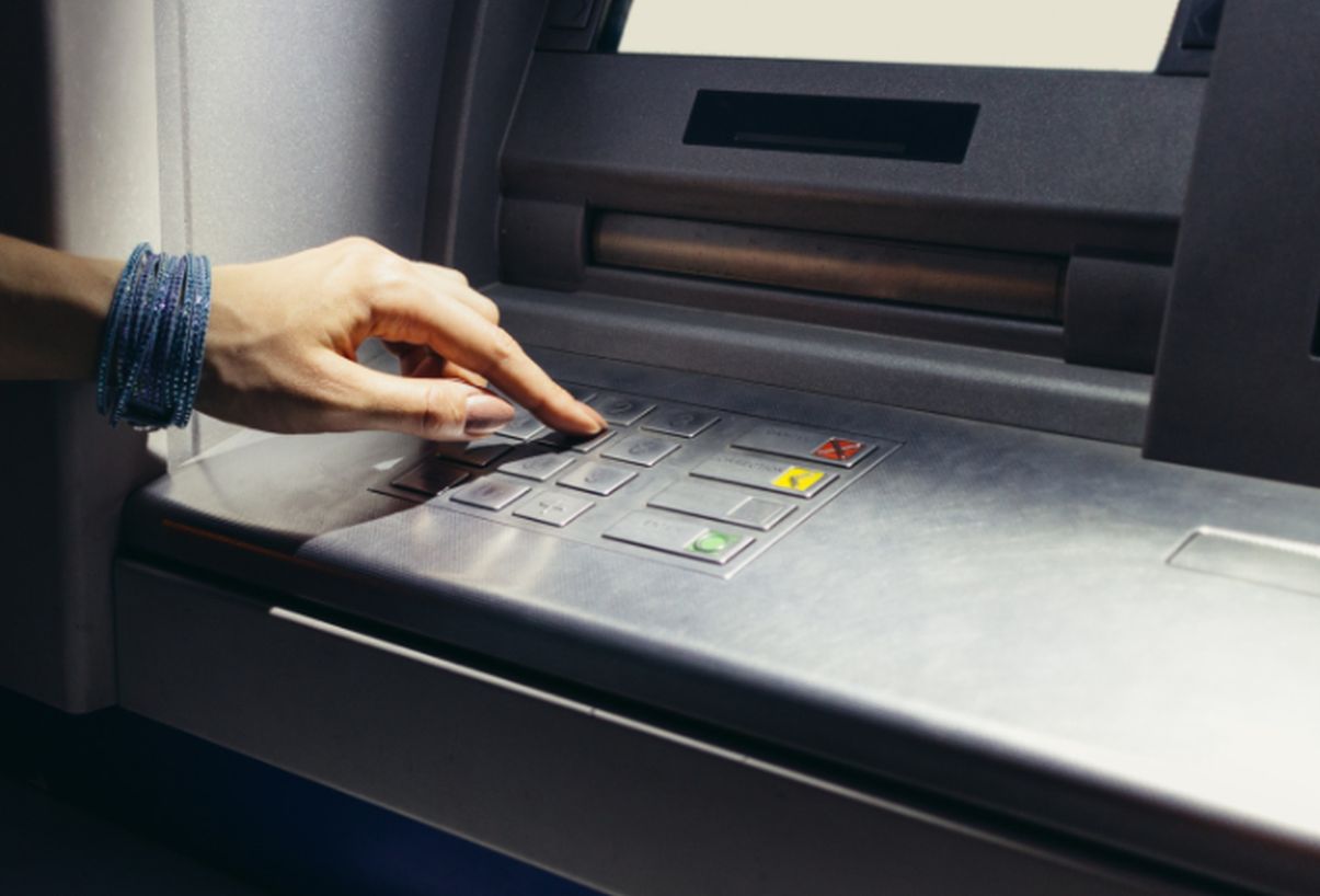 Veja como depositar dinheiro no Banco Inter pelo caixa eletrônico