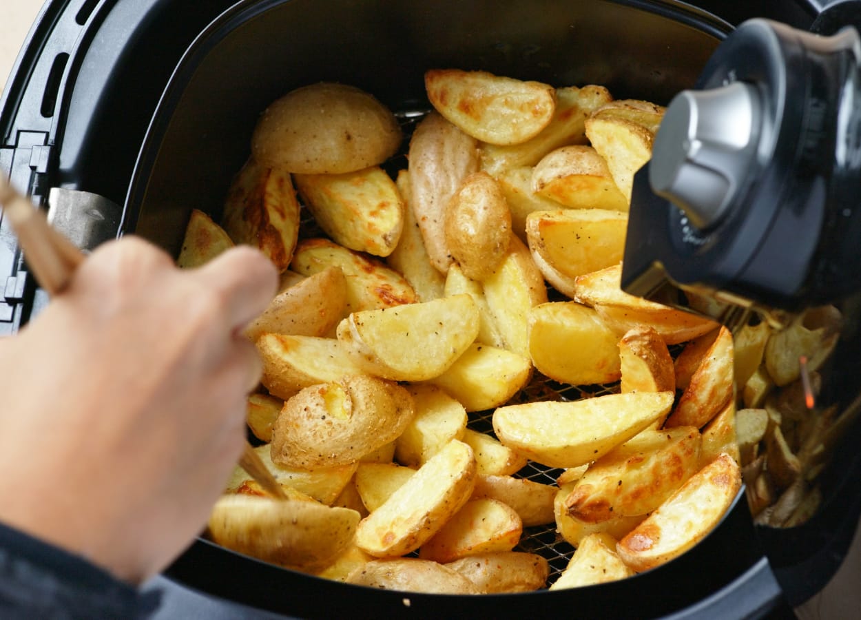 As batatas ficam mais crocantes e saudáveis na fritadeira