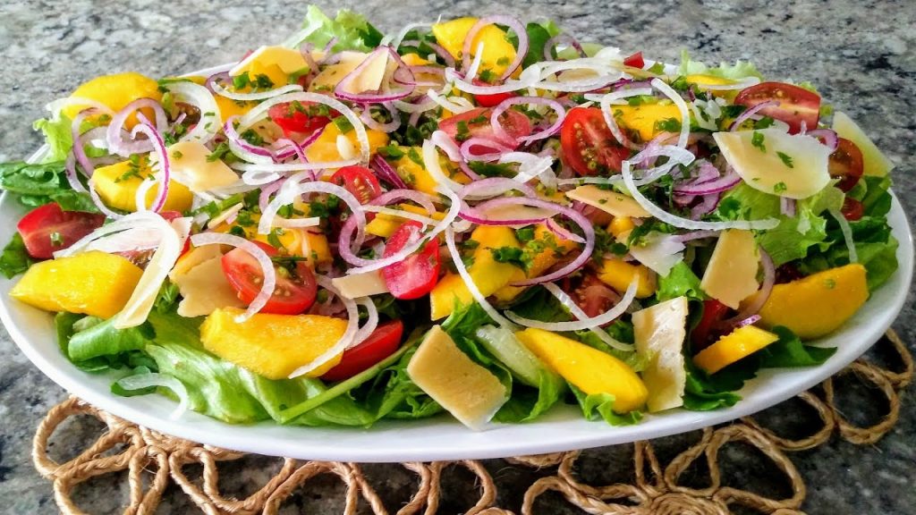 receitas incríveis de salada tropical para uma refeição saudável