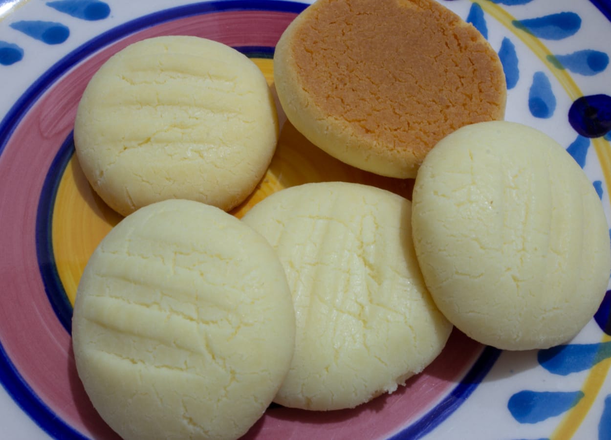 Essa bolacha pode ser feita em diversos formatos, mas o mais tradicional é o redondinho