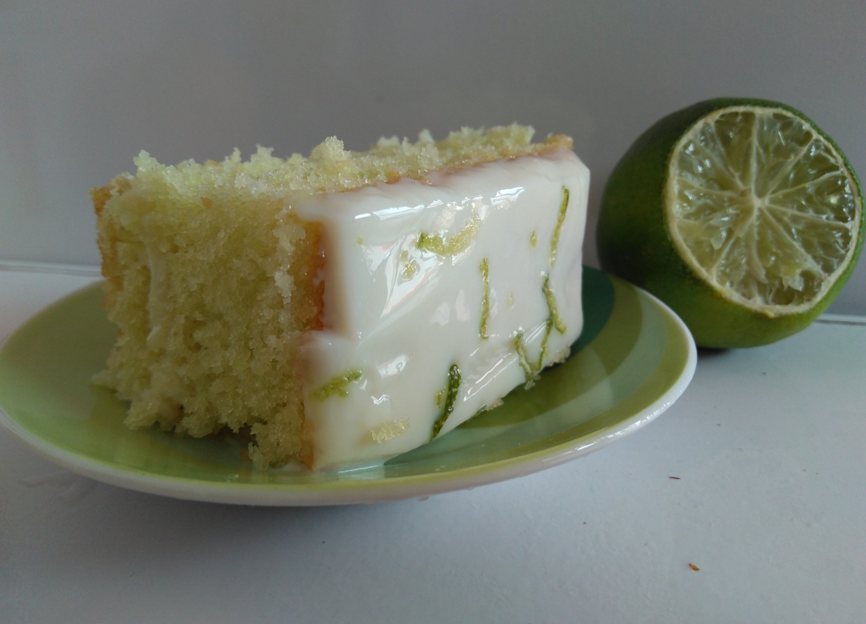 Além de muito saboroso, esse bolo de limão com leite condensado é fácil: do bolo a cobertura