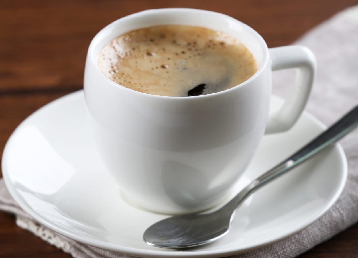 A cafeína contida no café é bastante conhecida por conta do seu efeito estimulante