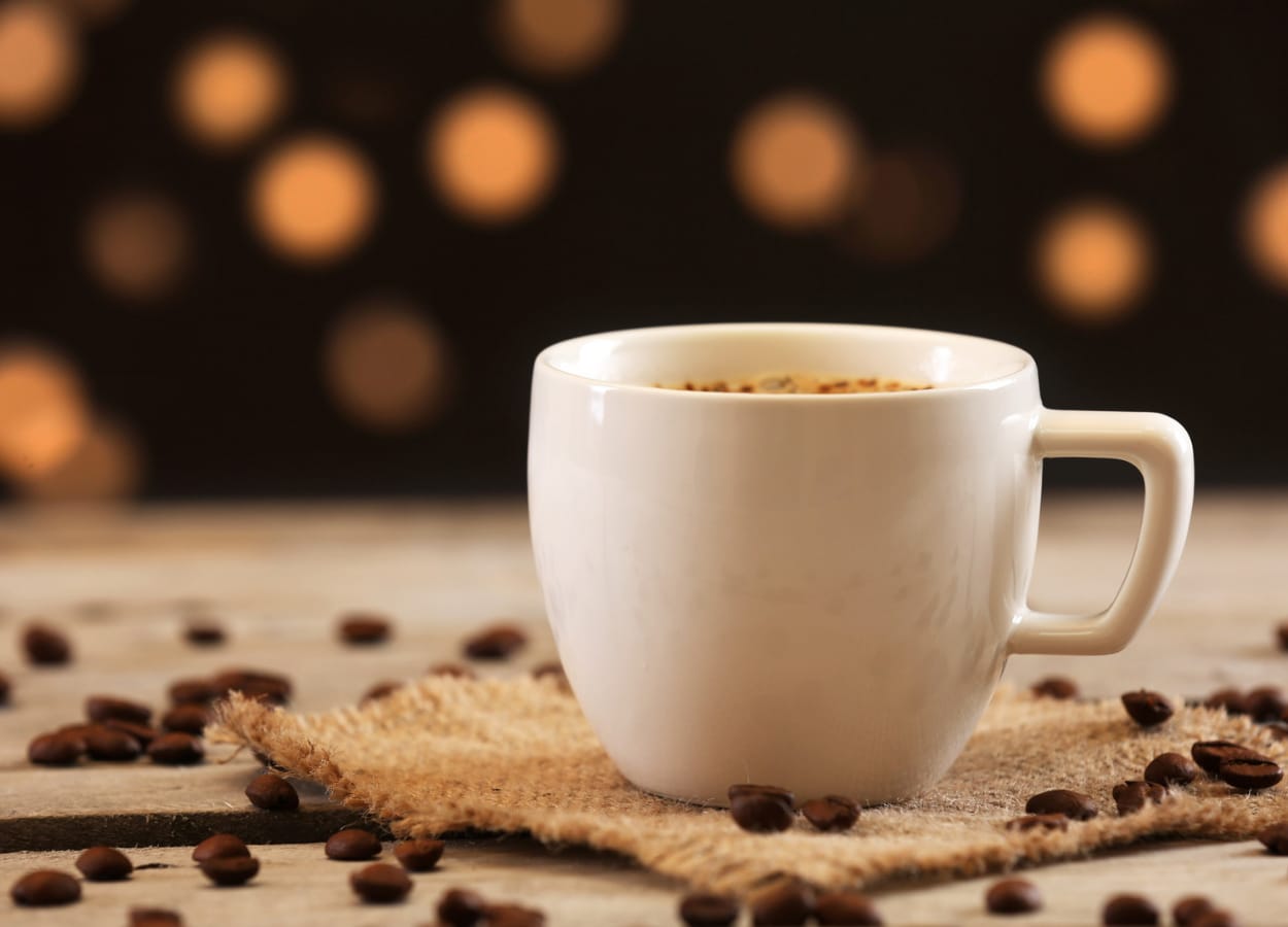 Para fazer essa retirada de 97% da cafeína, as fábricas usam solventes orgânicos e água