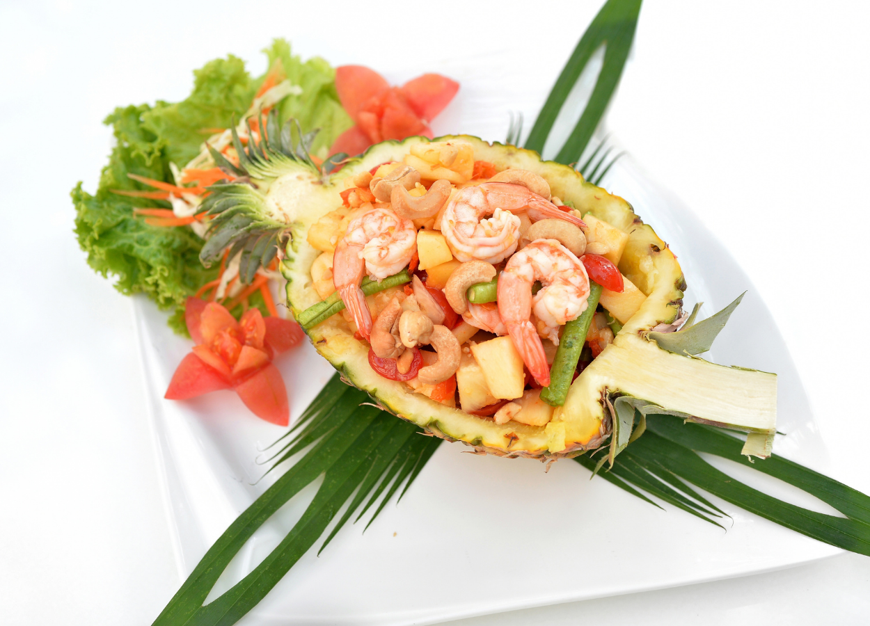 A receita do camarão no abacaxi é um prato completo, dispensa muitos complementos, mas vale uma boa bebida para apreciar essa delícia diferente, mas saborosa