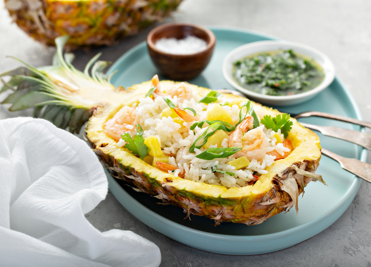 Esse prato, o camarão no abacaxi, é uma boa opção para jantares ou almoços em família e amigos, afinal trata-se de um grande prato, que serve várias porções
