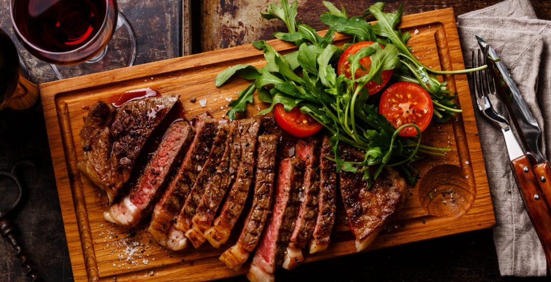 Churrasco 5 estrelas: chef de cozinha dá dicas de como escolher os melhores cortes e como assar as carnes