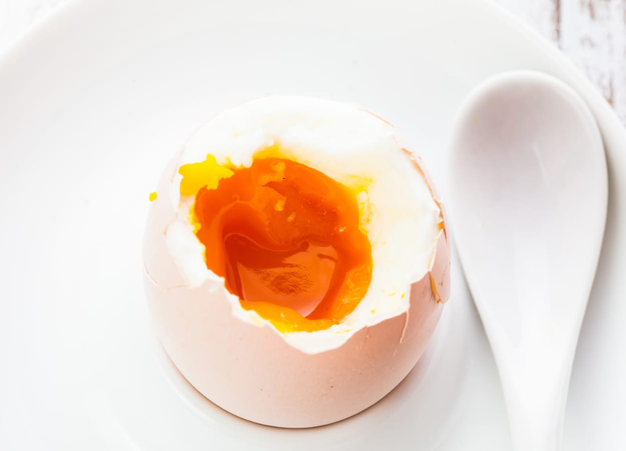 Em alguns casos, quando se abre o ovo cozido, encontra-se uma gema mais escurecida