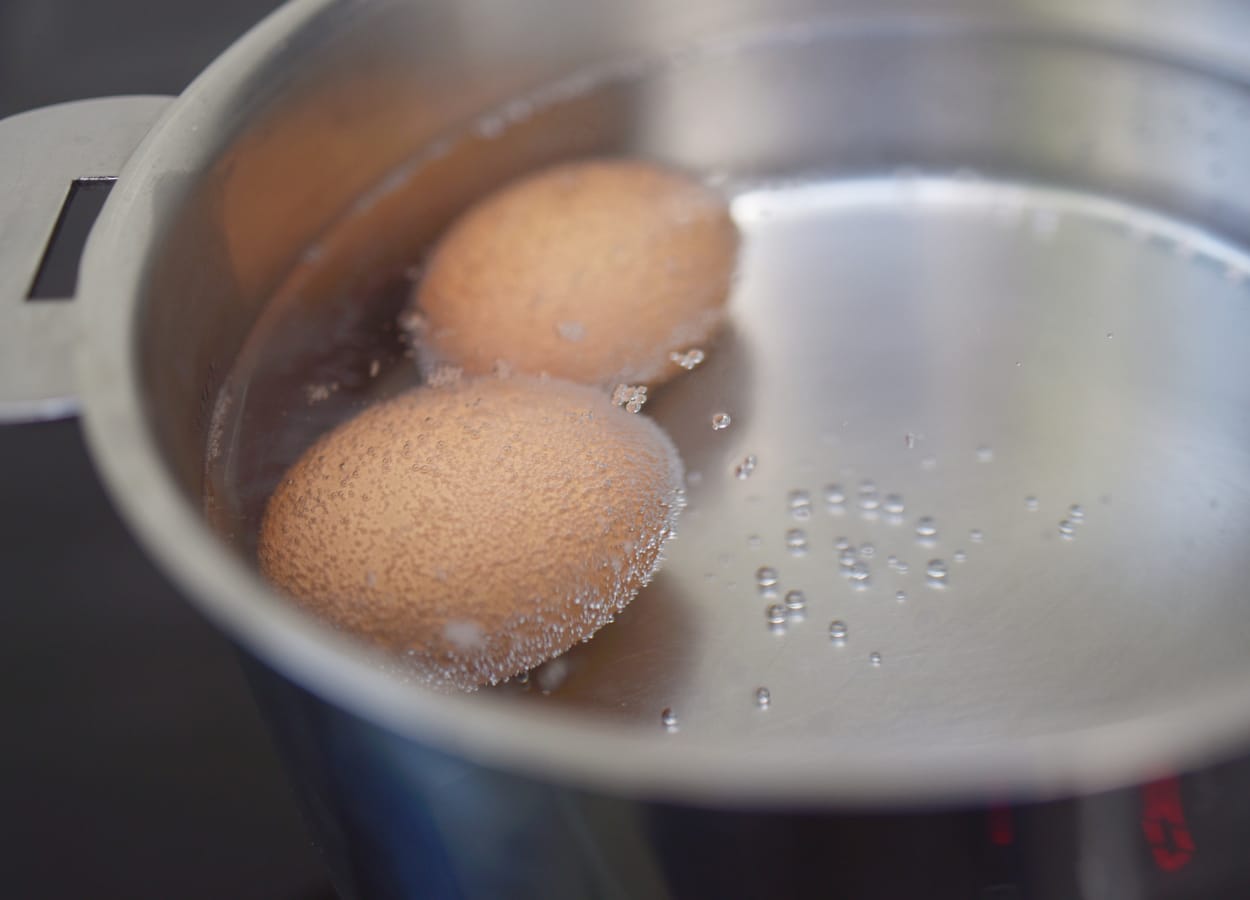 Depois de cozidos, os ovos devem ser colocados na água fria
