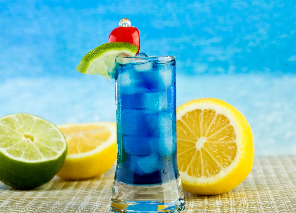 De coloração azul marcante, é preparado com um misto de Curaçau Blue, limonada, bem como vodca