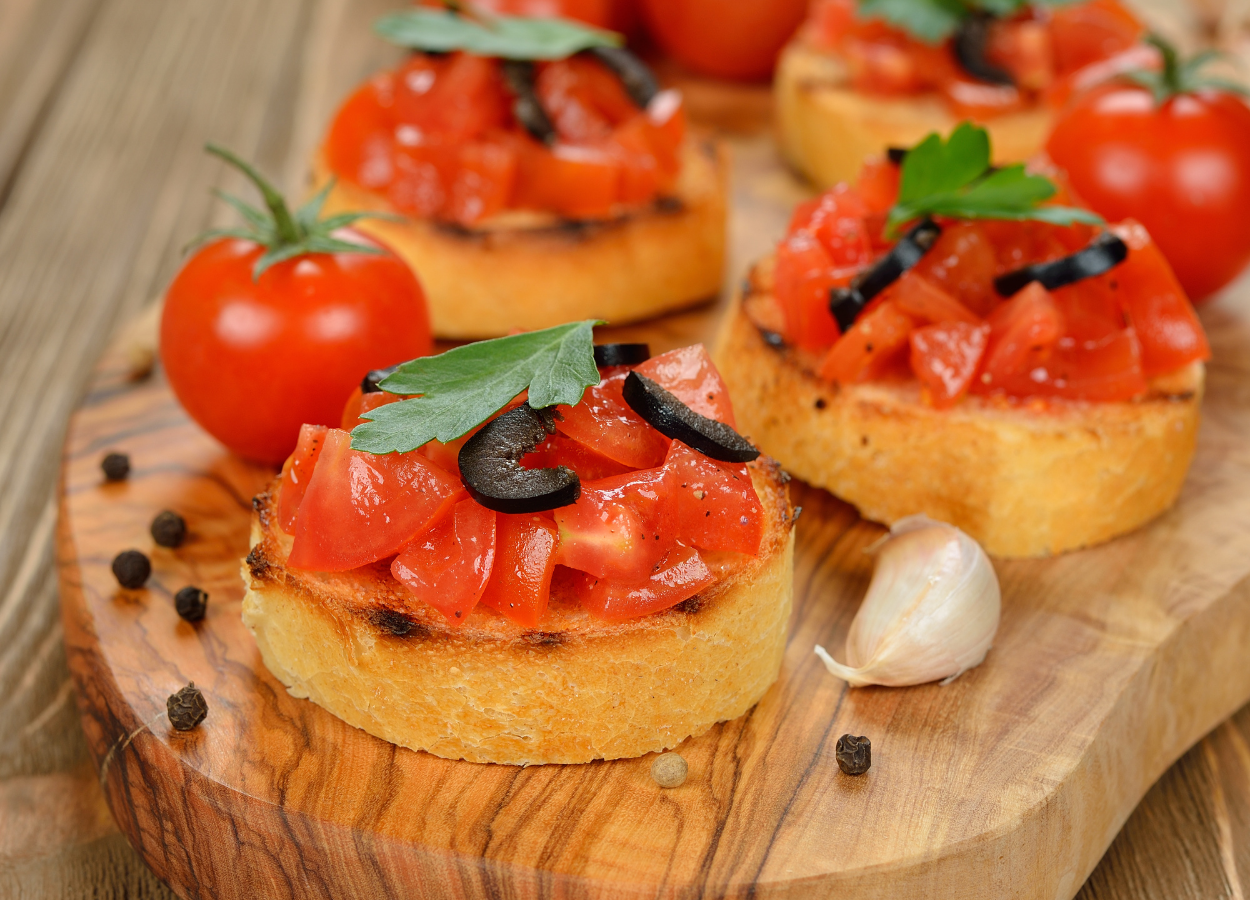O tartar de tomate com torradas é uma boa opção para o jantar, mas também serve como petisco e aperitivo