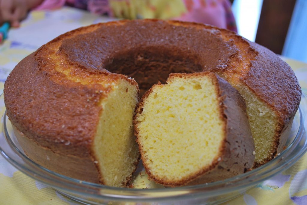 BOLO DE FUBÁ COM INGREDIENTE SURPRESA