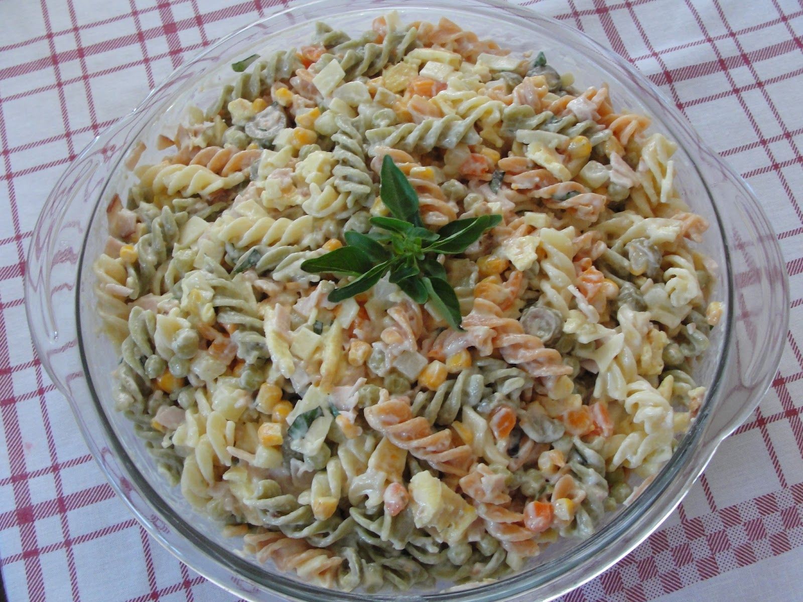 receita para almoço- Salada simples de macarrão parafuso e frango