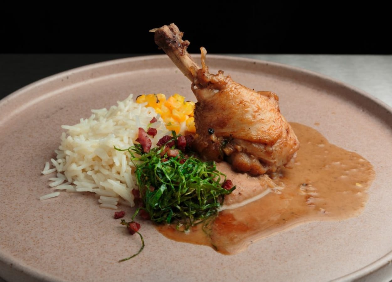 Vamos de trivial? Aprenda a preparar um delicioso arroz com tutu e frango da chef Gi Nacarato
