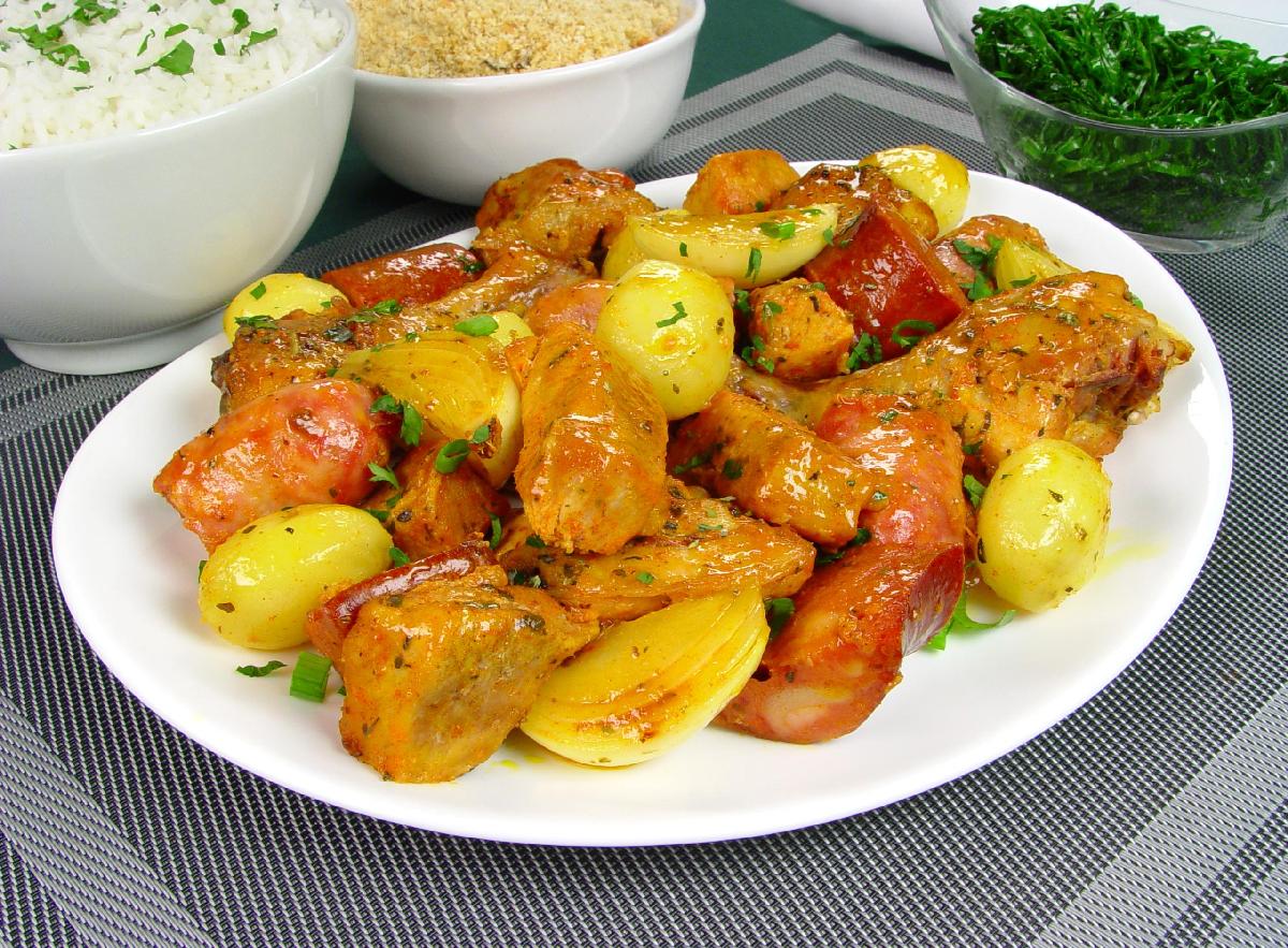Frango assado com batatas: receita perfeita para almoço ou jantar