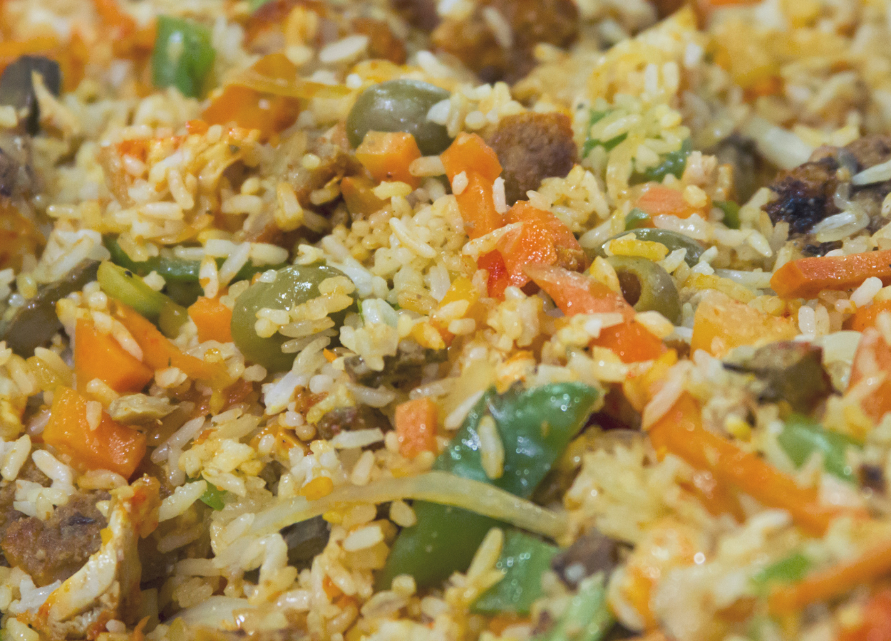 Aprenda a fazer a receita desse delicioso prato que é a galinhada com arroz. Essa receita é uma refeição completa: