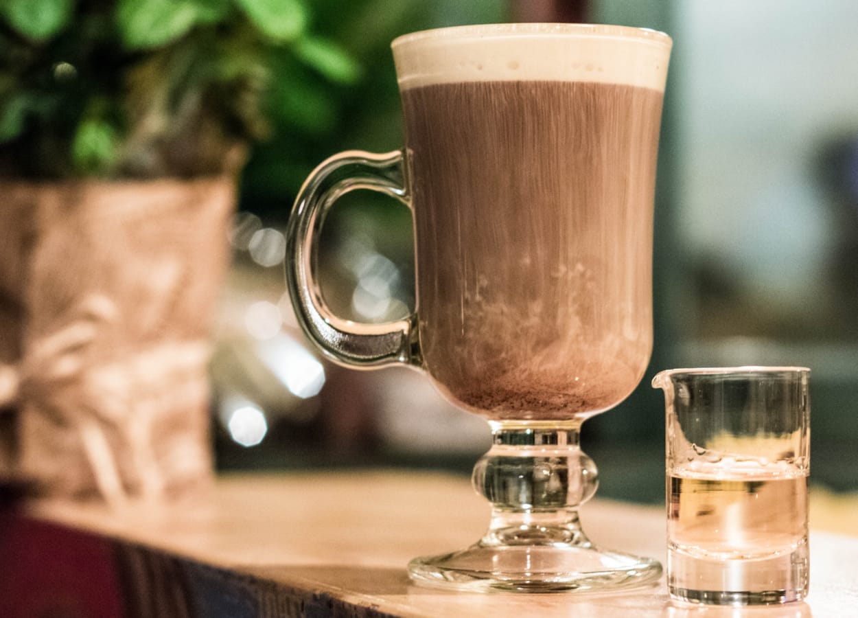O Irish Coffee transformou um ingrediente do lanche de todo dia em um coquetel para ser tomado na noitada