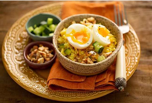 jantar saudável e rápido salada de arroz ao curry