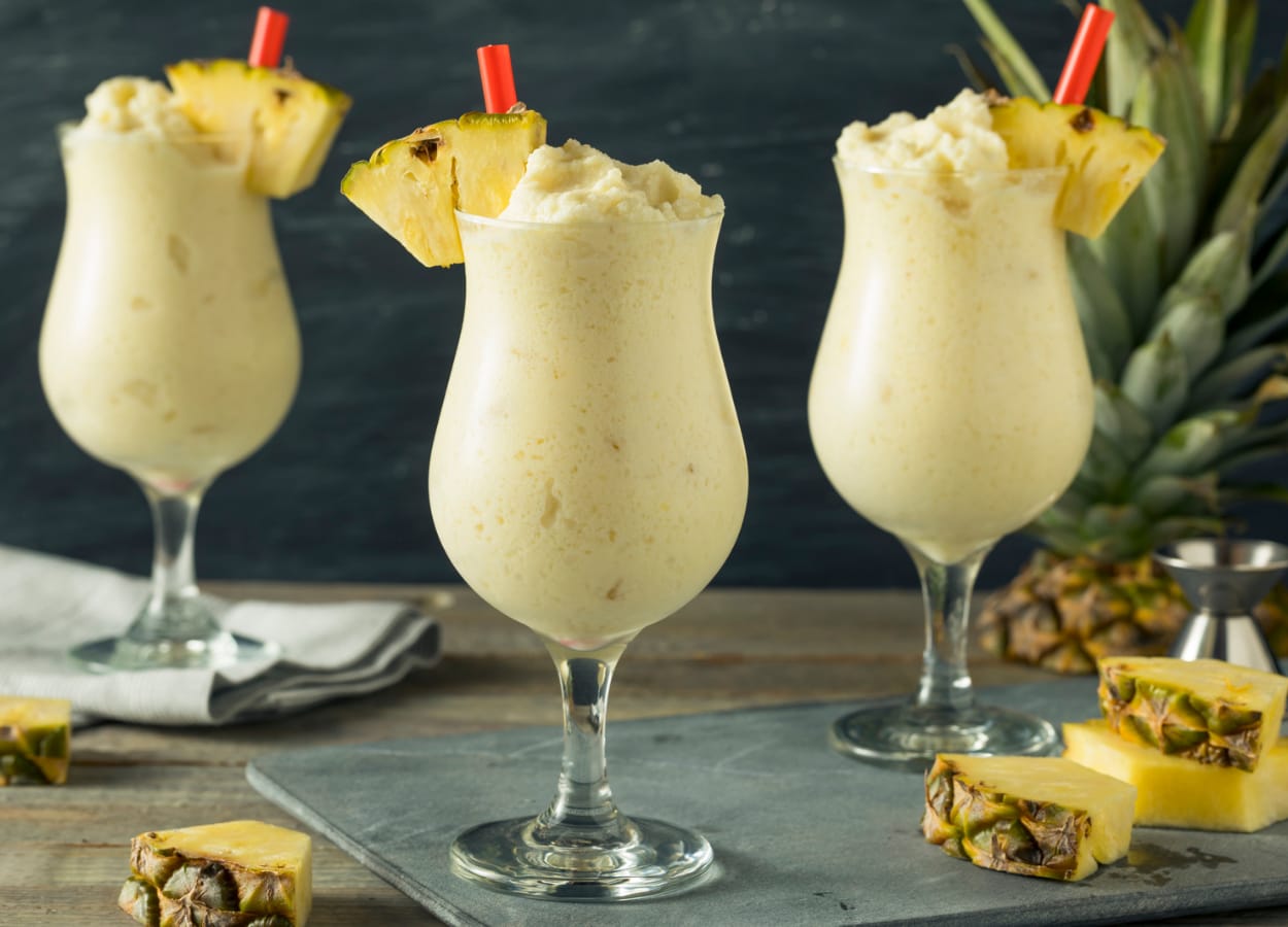 Piña Colada faz bastante sucesso por ser uma bebida mista tropical, preparada com abacaxi e coco, frutas tipicamente dessa estação quente, que é o verão