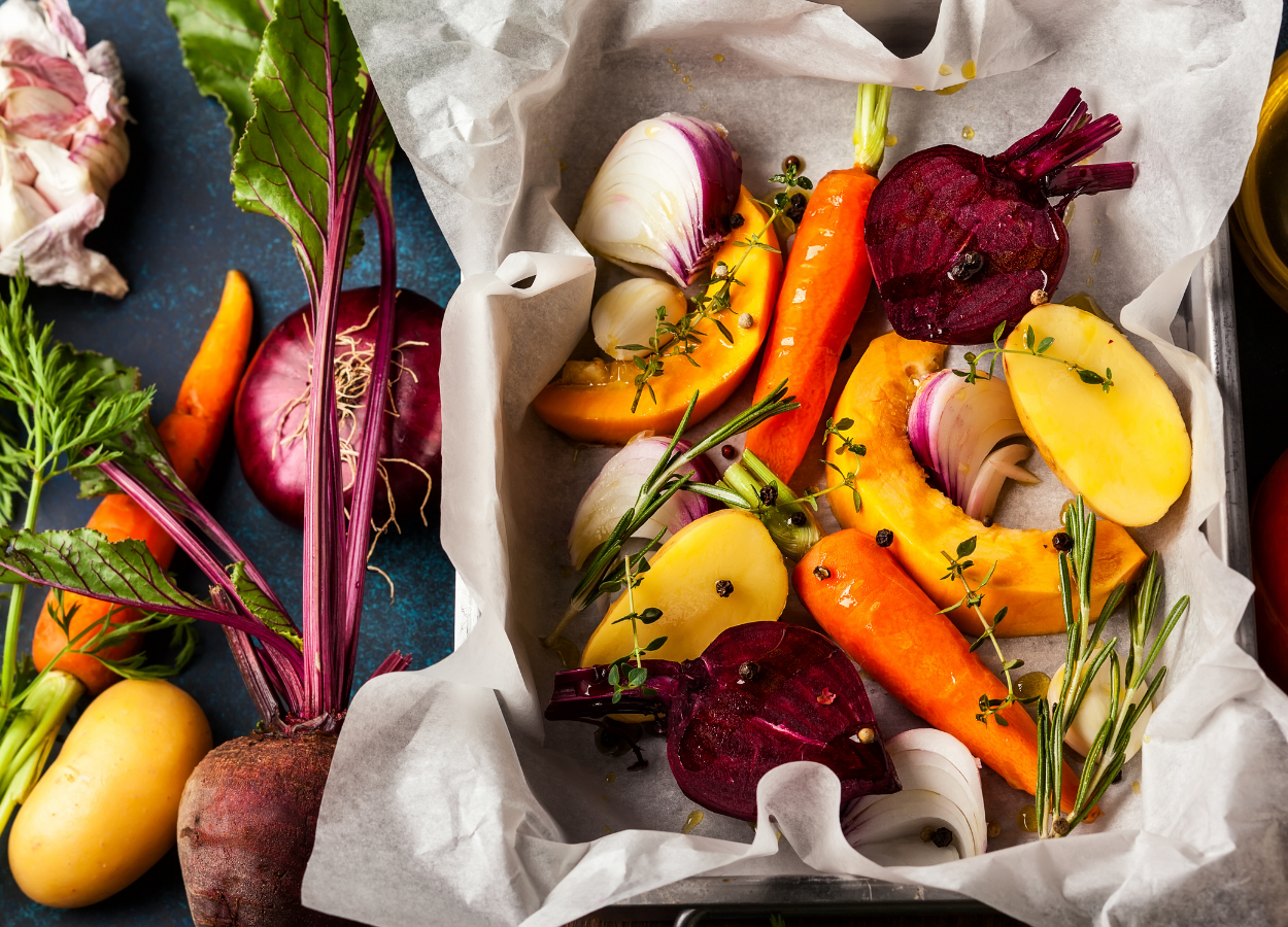 Venha aprender a fazer essa receita de acompanhamento maravilhoso. Além de fácil, a salada de legumes assados é uma opção saudável e saborosa. Imagem Getty Images.