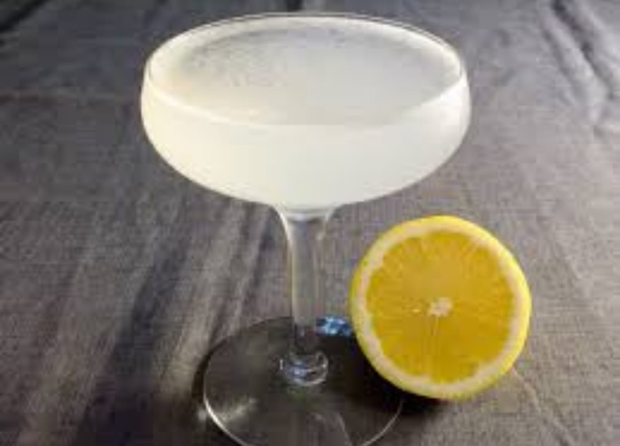 Drink White Lady: conheça a bebida mista de 1910 que tem uma história tenebrosa