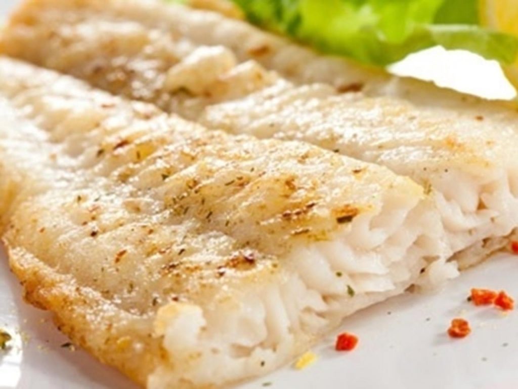 Tilápia assada no forno com batatas receita deliciosa para o almoço