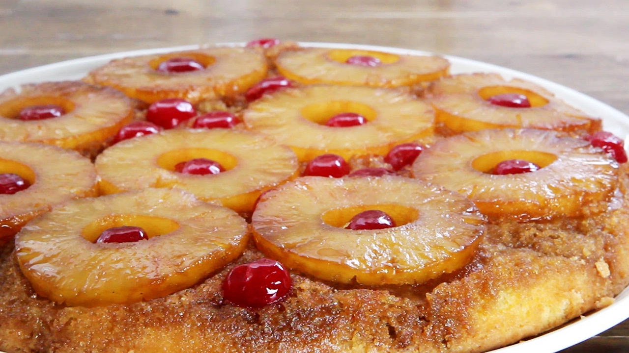 Receita de bolo de abacaxi invertido para o café ou lanche 