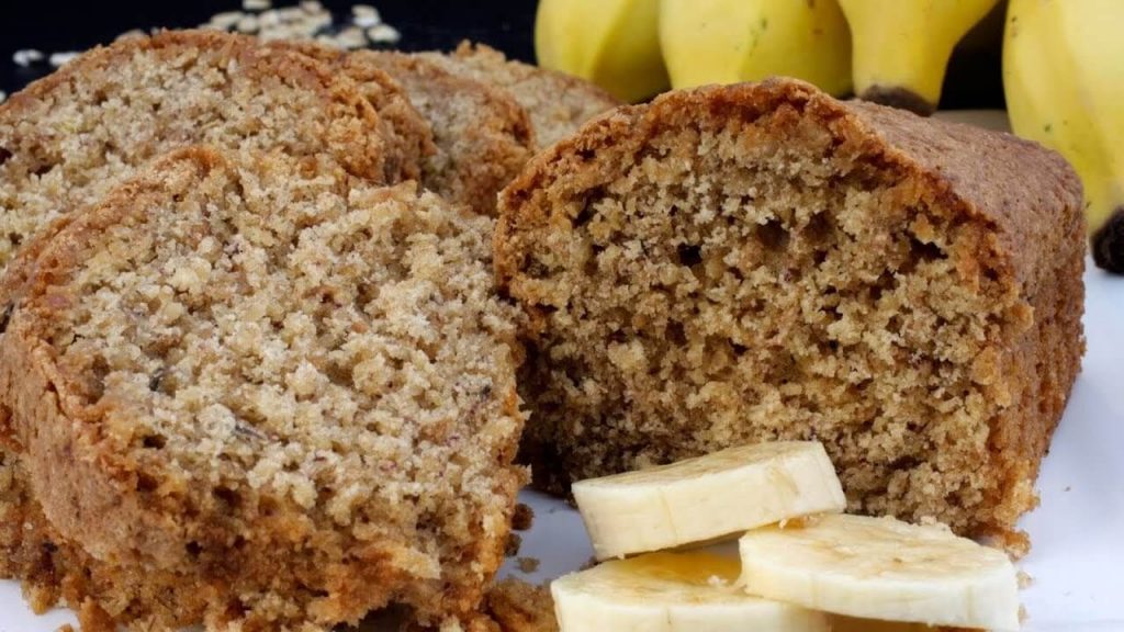 Bolo de aveia com banana e maçã; nutritivo e saboroso para o café