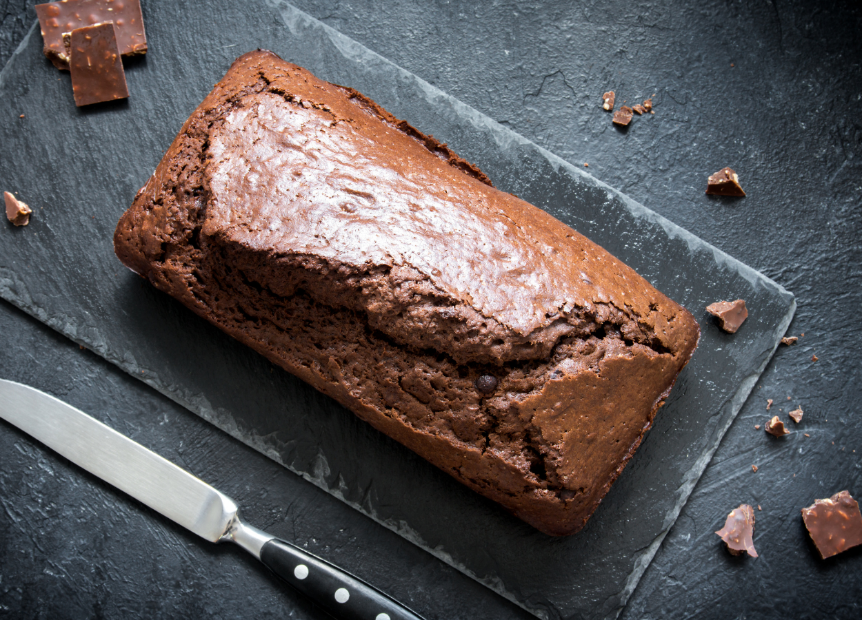 Veja a receita de como é fácil fazer um bolo de chocolate simples