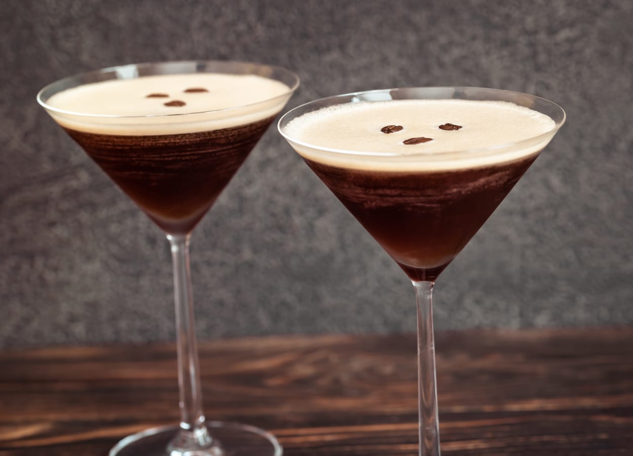 Um Espresso Martini que se preze deve ter espuma, com uma camada borbulhante e sedosa