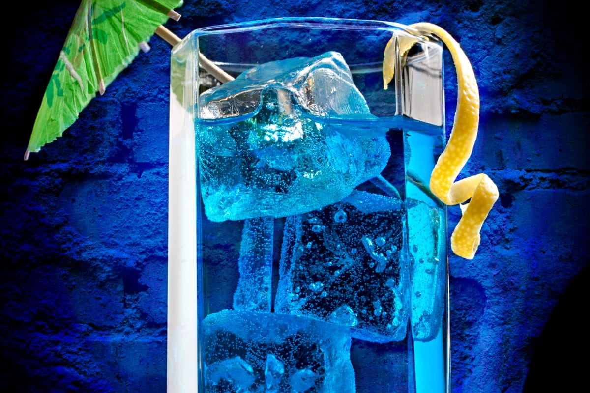 A tonalidade azul turquesa, conferida pelo uso do curaçau blue, é o charme a mais que define se a pessoa vai se apaixonar ou não pelo coquetel