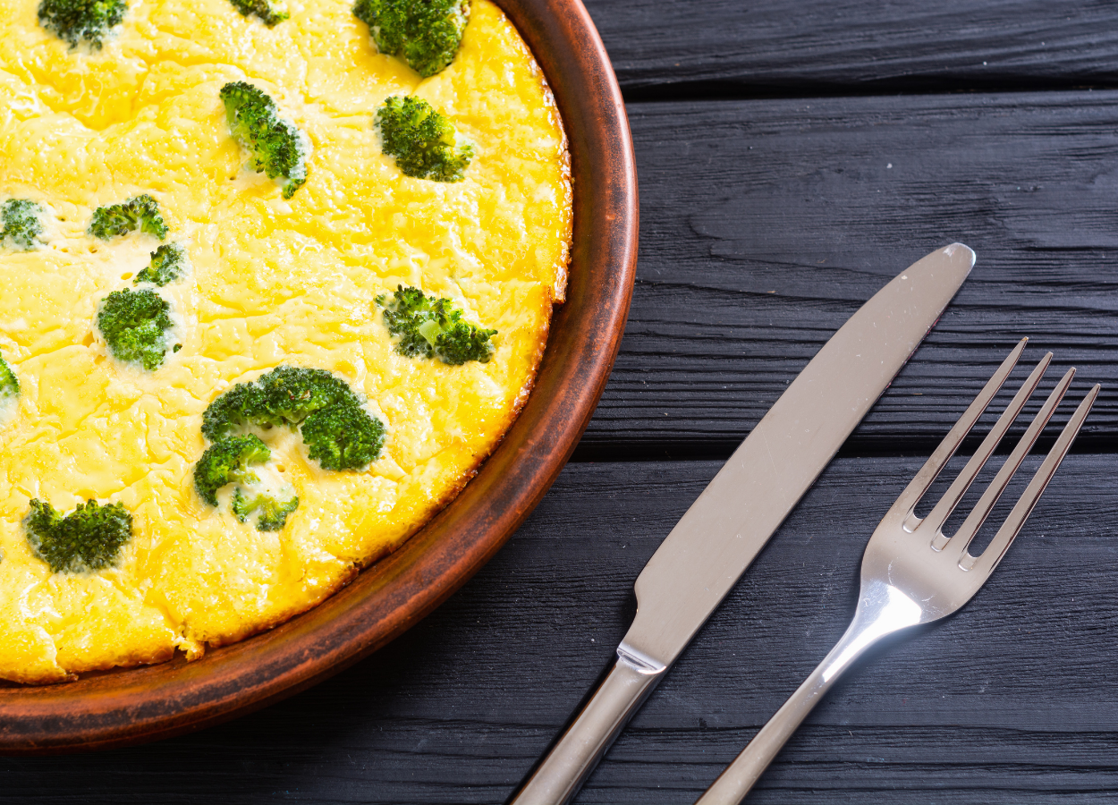 Aprenda essa receita de omelete de forno e varie no dia a dia, afinal não precisa fazer o omelete tradicional sempre