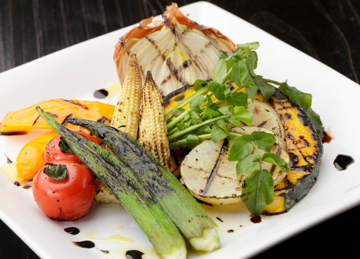 O quiabo assado é um prato salgado super versátil, fica bem servido com outros legumes, bem como sozinho acompanhando o prato principal