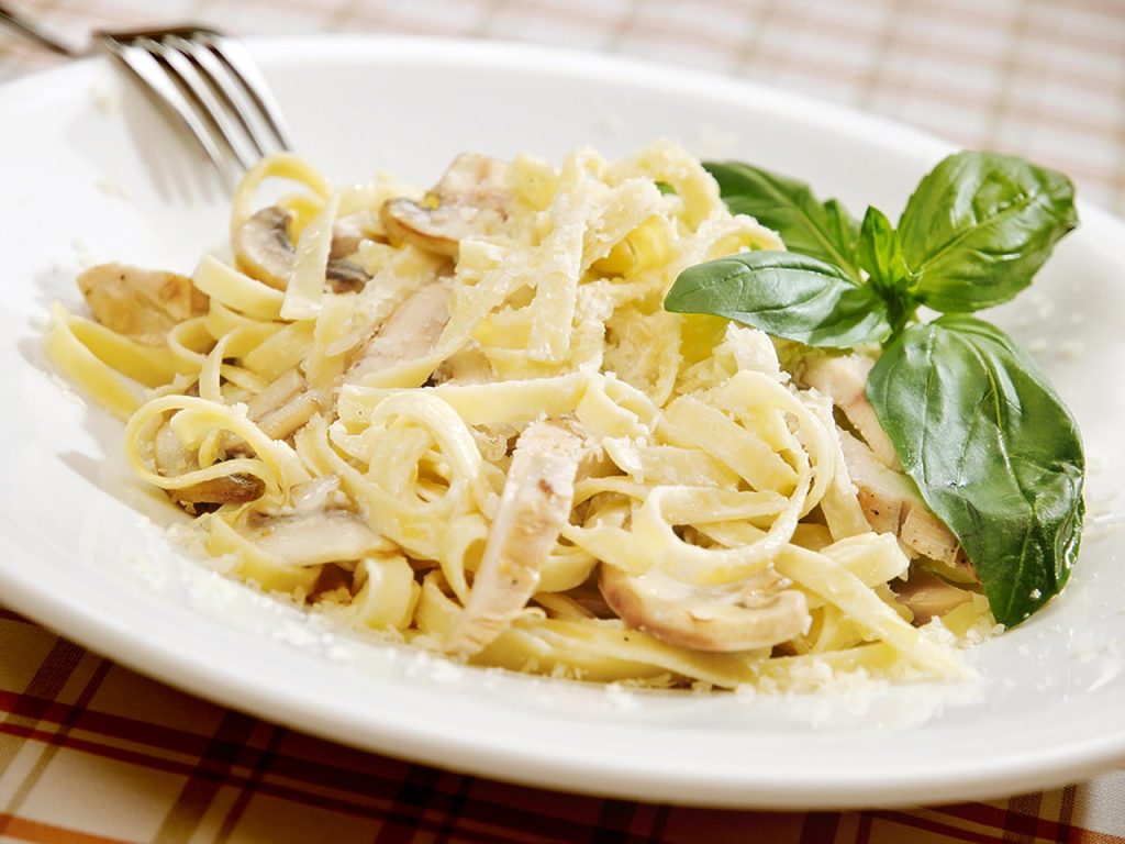 Macarrão Com Frango E Molho Branco No Almoço De Domingo