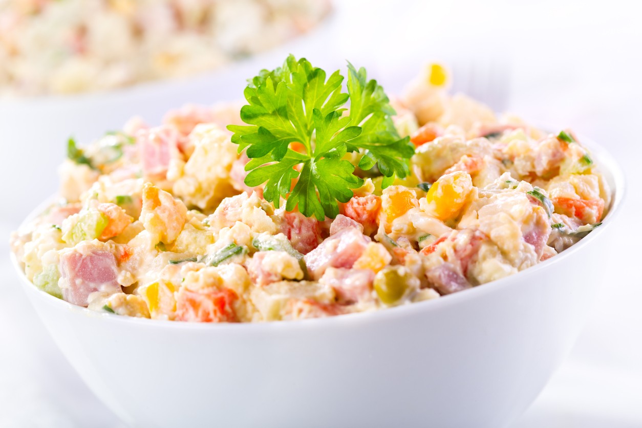 receita de salada de maionese tradicional com legumes para o almoço
