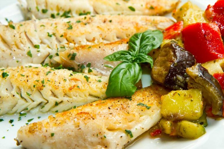 Tilápia assada no forno com batatas receita deliciosa para o almoço