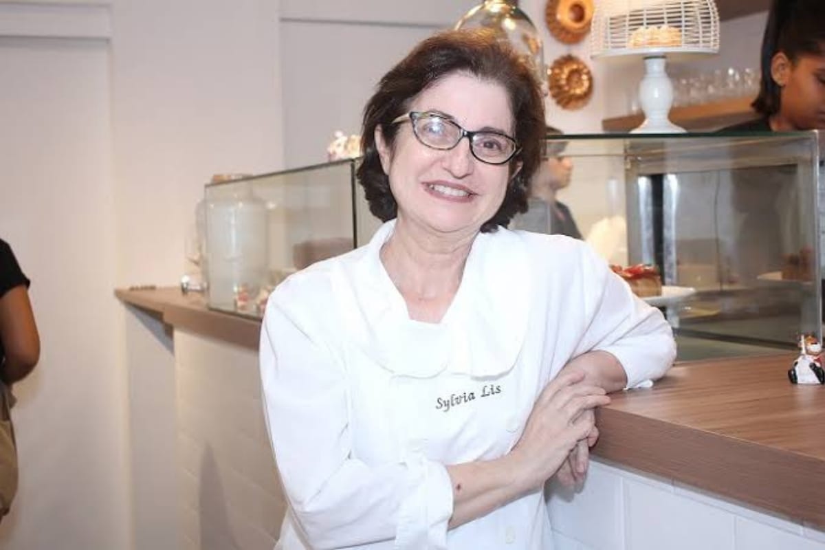 Sylvia teve seus “15 minutos de fama” por volta dos anos 90, lá em Vitória, no Espírito Santo, quando comandava o extinto estabelecimento Sylvia Salads & Arts.