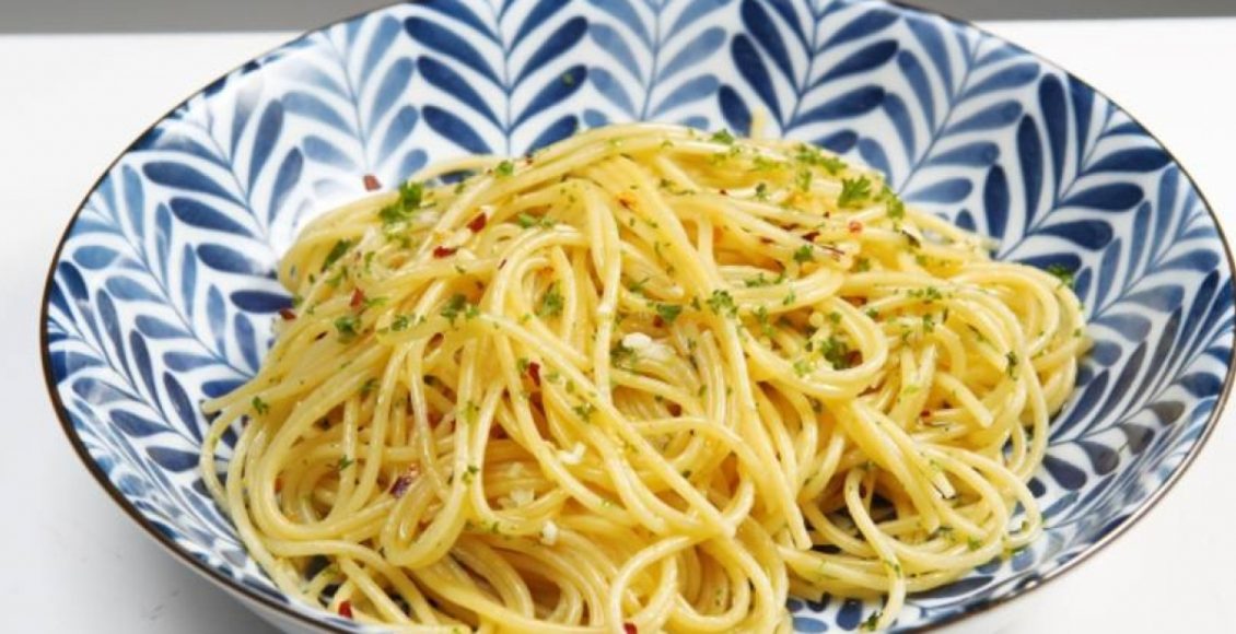 Saiba como fazer macarrão alho e óleo perfeito e ganhe tempo no jantar Saiba como fazer macarrão alho e óleo perfeito e ganhe tempo no jantar