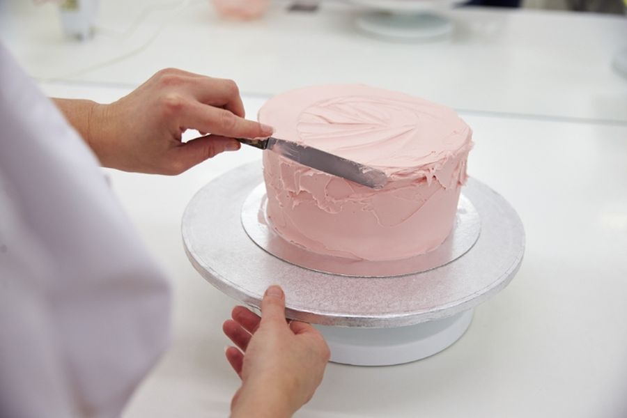 8 utensílios indispensáveis para fazer bolos perfeitos: saiba quais são agora mesmo